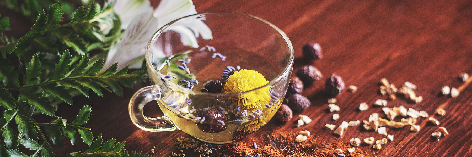 une tasse de tisane aux fleurs et baies