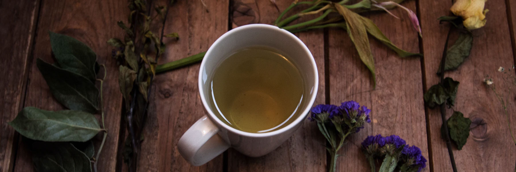 une tasse de tisane aux herbes